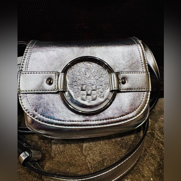NWT VINCE CAMUTO METALLIC SILVER CROSSBODY retails $88.00 - Picture 6 of 9